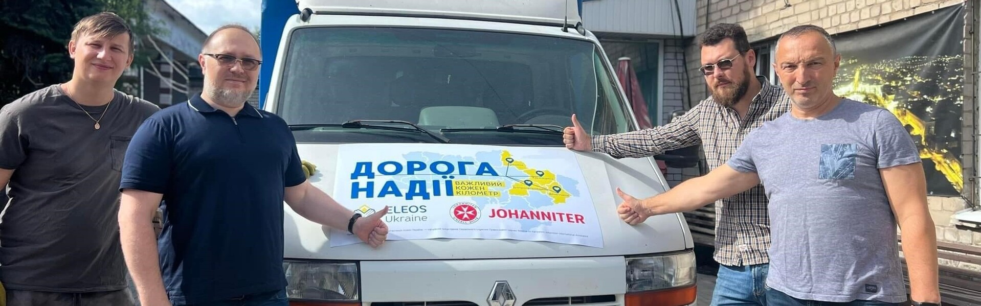 Jeder Kilometer zählt. Mit kleinen Bussen bringen die Mitarbeitenden von ELEOS Menschen aus den umkämpften Gebieten in sicherere Regionen