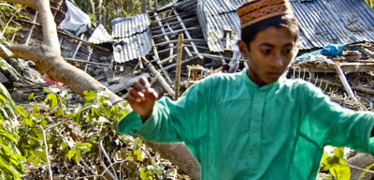 Zyklon Bangladesch: Junge vor seinem zerstörten Elternhaus