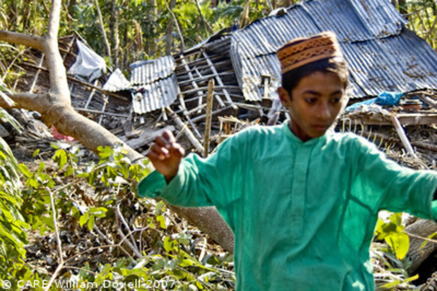 Zyklon Bangladesch: Junge vor seinem zerstörten Elternhaus