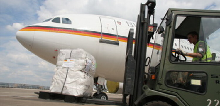 Zyklon in Birma: ADH Hilfsgüter werden zum Abtransport nach Birma verladen