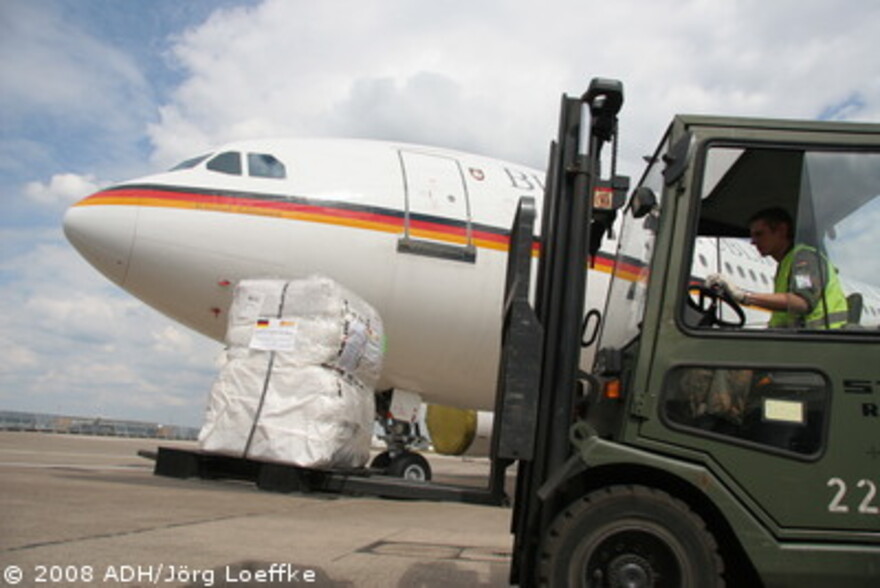 Zyklon in Birma: ADH Hilfsgüter werden zum Abtransport nach Birma verladen