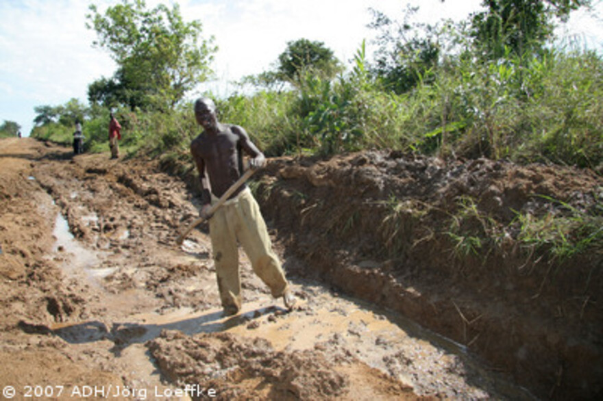 Flut Afrika: Strassenbauarbeiter auf der Strasse von Soroti nach Amugo