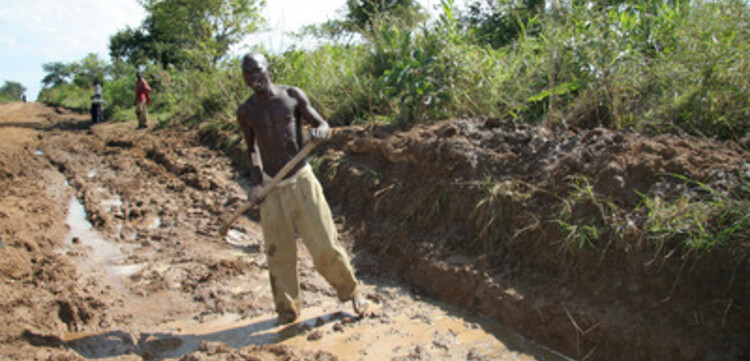 Flut Afrika: Strassenbauarbeiter auf der Strasse von Soroti nach Amugo