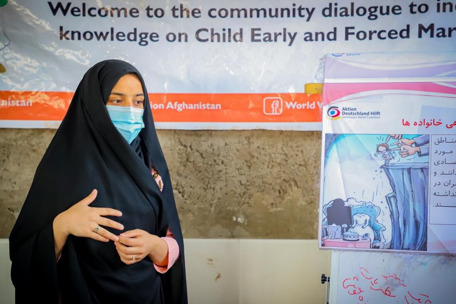 Eine Helferin von World Vision klärt Frauen und Mädchen in Afghanistan über ihre Rechte auf 