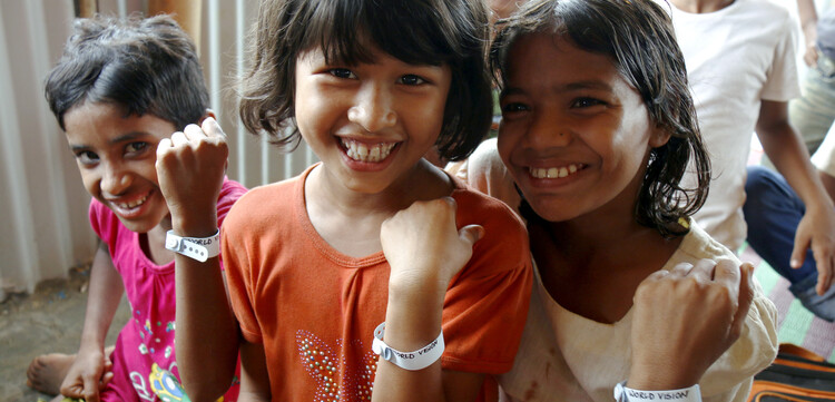 Kinder in Bangladesch zeigen ihr Armband. Kinder in Bangladesch zeigen ihr Armband.