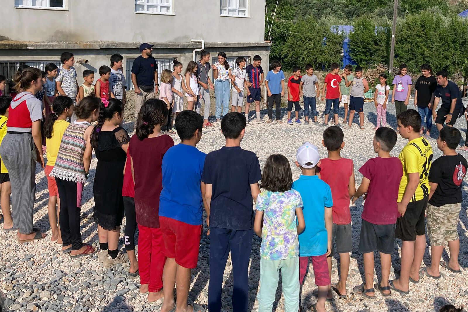 Teams der Freunde der Erziehungskunst helfen traumatisierten Kindern in der Erdbebenregion