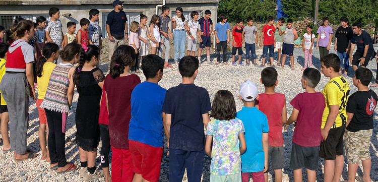 Teams der Freunde der Erziehungskunst helfen traumatisierten Kindern in der Erdbebenregion Teams der Freunde der Erziehungskunst helfen traumatisierten Kindern in der Erdbebenregion