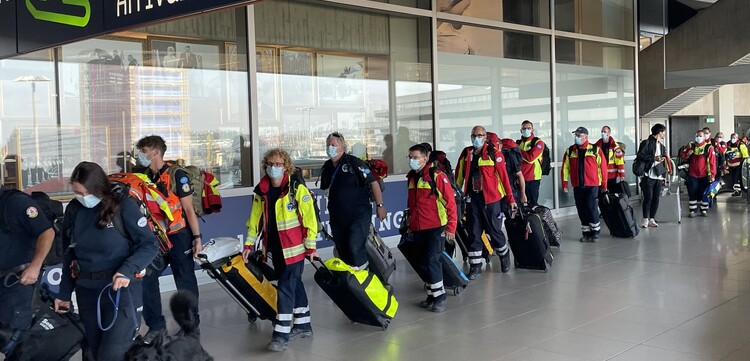 Helfer:innen des Bundesverband Rettungshunde am Flughafen auf dem Weg nach Haiti 