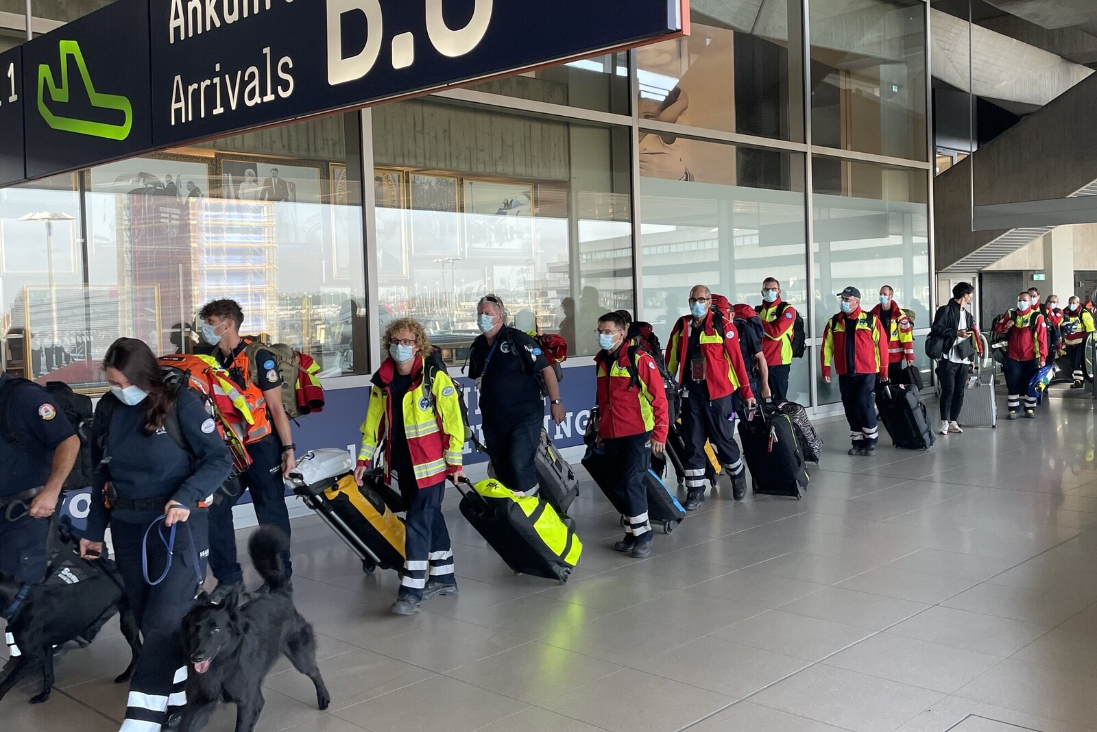 Helfer:innen des Bundesverband Rettungshunde am Flughafen auf dem Weg nach Haiti 