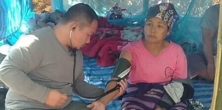 Medizinische Nothilfe in Myanmar: Ein Mitarbeiter der Johanniter-Auslandshilfe misst bei einer Frau Blutdruck 