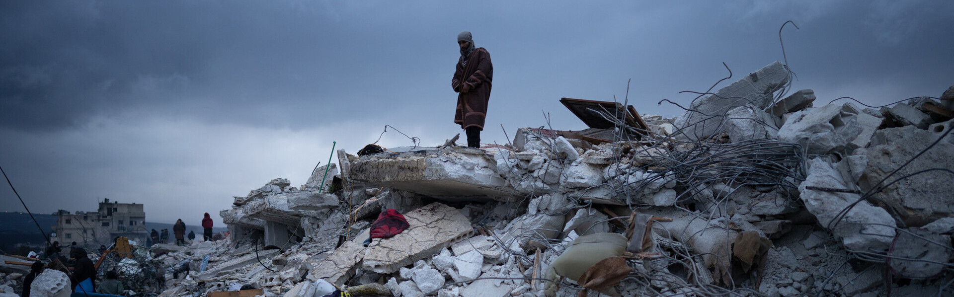 Ein Mann auf Trümmern nach dem Erdbeben Türkei/Syrien
