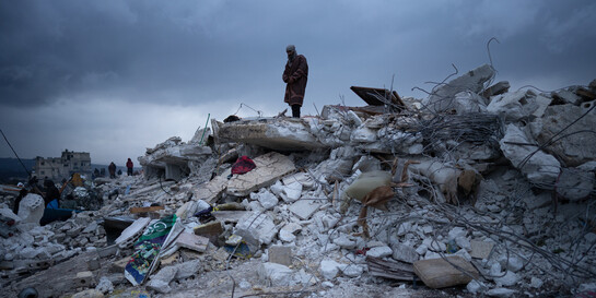 Ein Mann auf Trümmern nach dem Erdbeben Türkei/Syrien