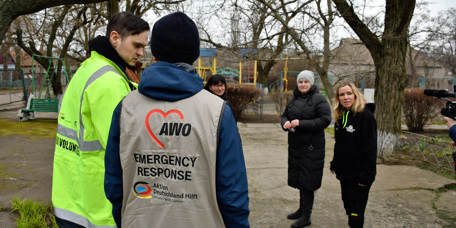 Helfende sprechen mit drei Frauen in der ukrainischen Stadt Snihuriwka