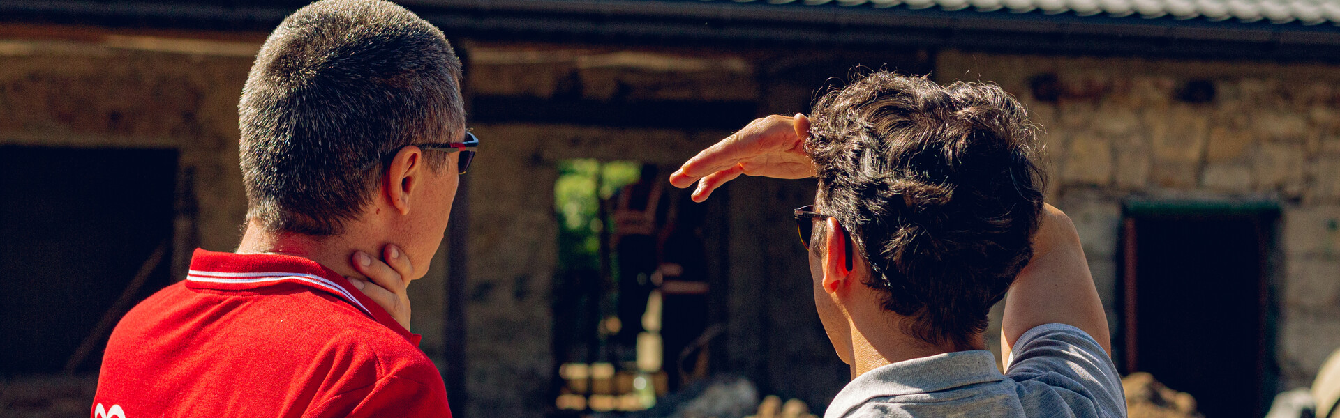 Zwei Helfer von AWO International stehen vor einem Bauprojekt in der Ukraine