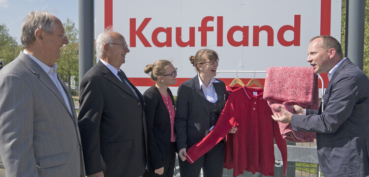 Symbolische Deckenübergabe (von links): Erich Lischek (Aktion Deutschland Hilft), Harald  Beese (ASB Hamburg Mitte), Melissa Brosig (Aktion Deutschland Hilft) Inke Maleen Beese (ASB Hamburg Mitte) und Dietmar Böhm (GreenCycle)