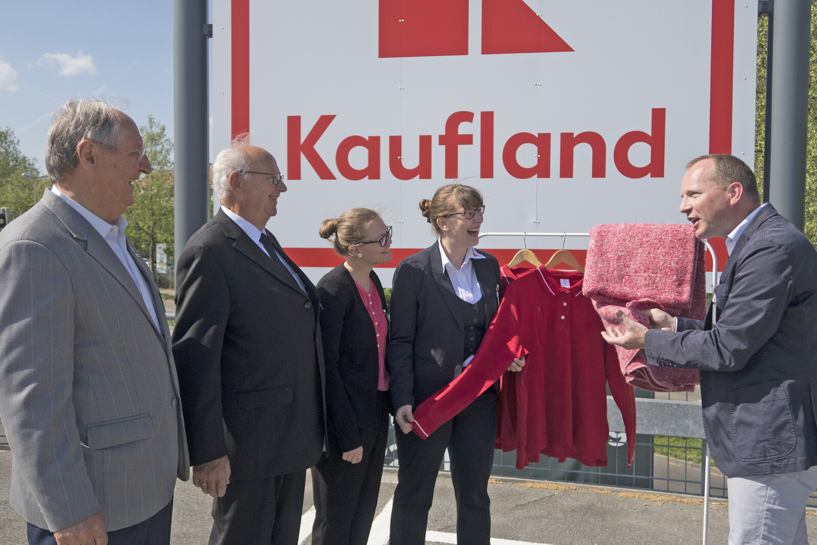 Symbolische Deckenübergabe (von links): Erich Lischek (Aktion Deutschland Hilft), Harald  Beese (ASB Hamburg Mitte), Melissa Brosig (Aktion Deutschland Hilft) Inke Maleen Beese (ASB Hamburg Mitte) und Dietmar Böhm (GreenCycle)