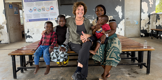 Moderatorin Steffi Neu mit einer Familie in Uganda