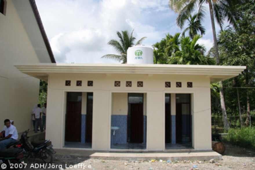 Tsunami-Hilfe Indonesien: Von Adra neugebaute Toiletten