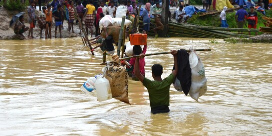 Menschen in Bangladesch retten sich vor den Folgen schwerer Überschwemmungen (Archivbild)