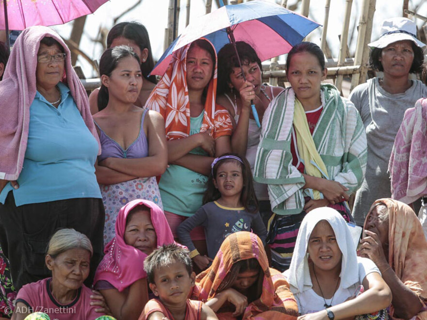 Nach der Registrierung warten Frauen auf Bantayan auf die Austeilung von Hilfspaketen mit Plastikplanen und Lebensmitteln