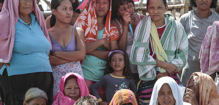 Nach der Registrierung warten Frauen auf Bantayan auf die Austeilung von Hilfspaketen mit Plastikplanen und Lebensmitteln