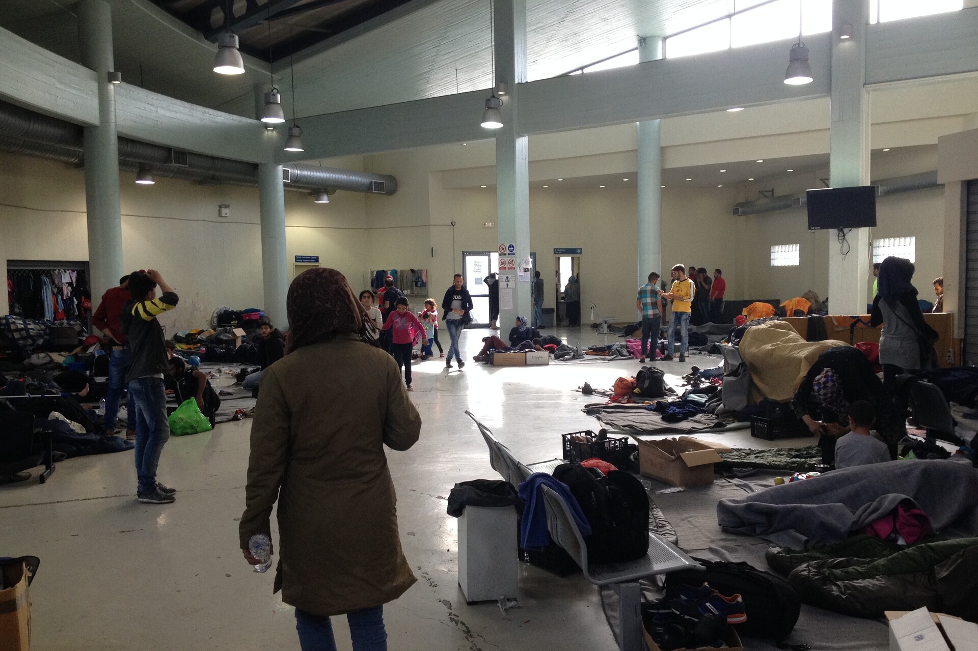 In Griechenland sind Familien in Hallen untergebracht aIn Griechenland sind Familien in Hallen untergebracht als Flüchtlingslager. / © CAREls Flüchtlingslager.