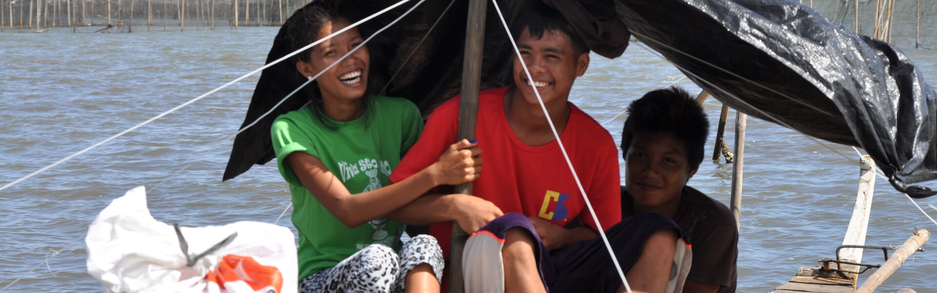 Menschen auf den Philippinen erhalten Hilfe von World Vision.