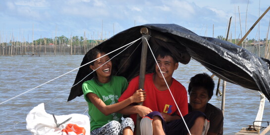 Menschen auf den Philippinen erhalten Hilfe von World Vision.