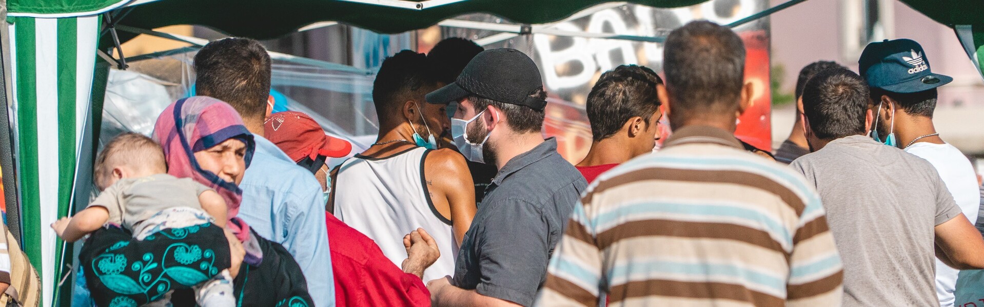Eine Gruppe von Menschen, die nach den Explosionen in Beirut ihr Hab und Gut verloren haben