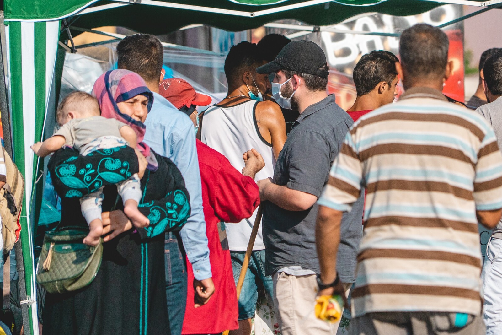 Eine Gruppe von Menschen, die nach den Explosionen in Beirut ihr Hab und Gut verloren haben