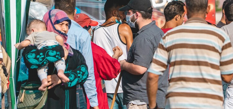 Eine Gruppe von Menschen, die nach den Explosionen in Beirut ihr Hab und Gut verloren haben