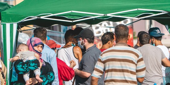 Eine Gruppe von Menschen, die nach den Explosionen in Beirut ihr Hab und Gut verloren haben
