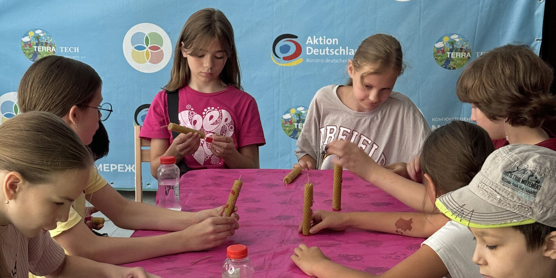 Kinder in der Ukraine stellen Kerzen her