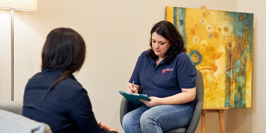 Patientin und Nothelferin bei einer therapeutischen Sitzung