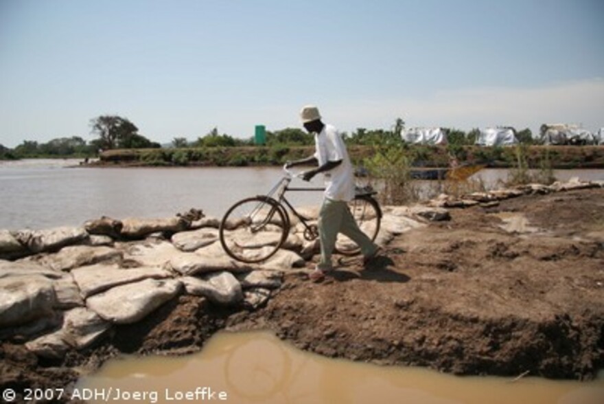 Flut Afrika: Mann mit Fahrrad