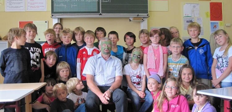 Schüler freuen sich über den verkleideten Lehrer. Schüler freuen sich über den verkleideten Lehrer.