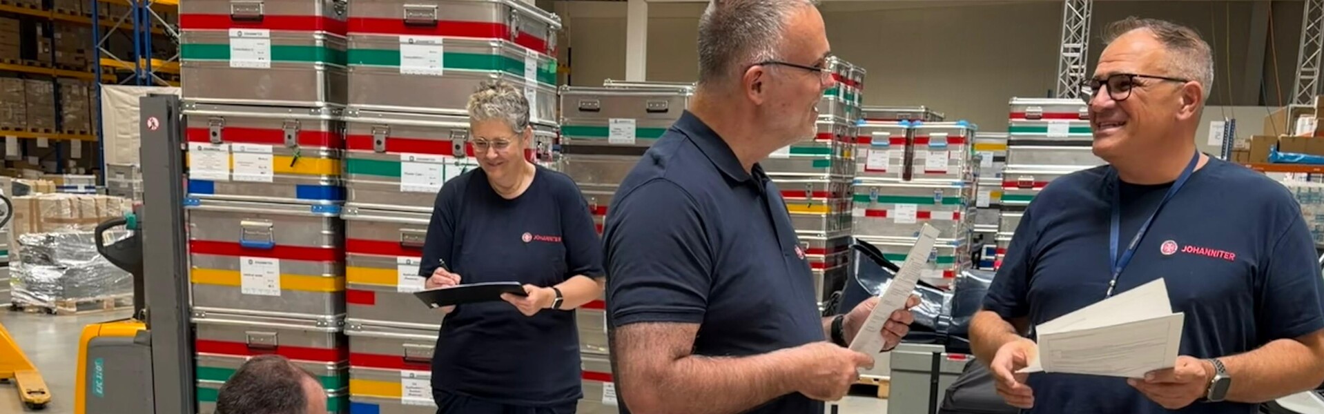 Helfer:innen von den Johannitern beim Verpacken von Hilfsgütern für die Versorgung von Betroffenen des Erdbebens in Venezuela