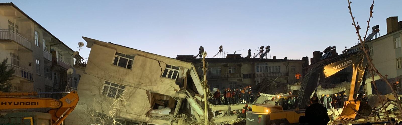 Ein schweres Erdbeben in der Türkei hinterlässt zerstörte Häuser