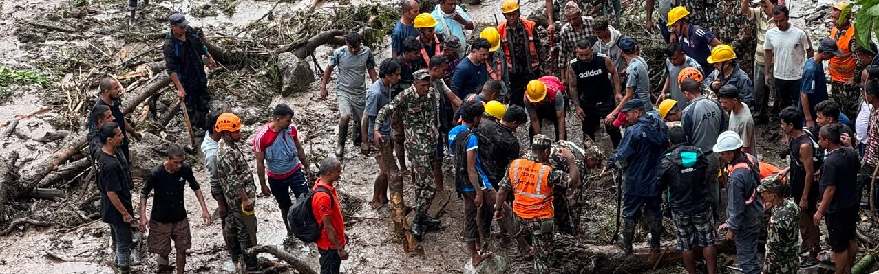 Rettungskräfte sind nach der Flut in Nepal im Einsatz Rettungskräfte sind nach der Flut in Nepal im Einsatz