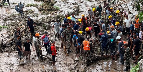 Rettungskräfte sind nach der Flut in Nepal im Einsatz