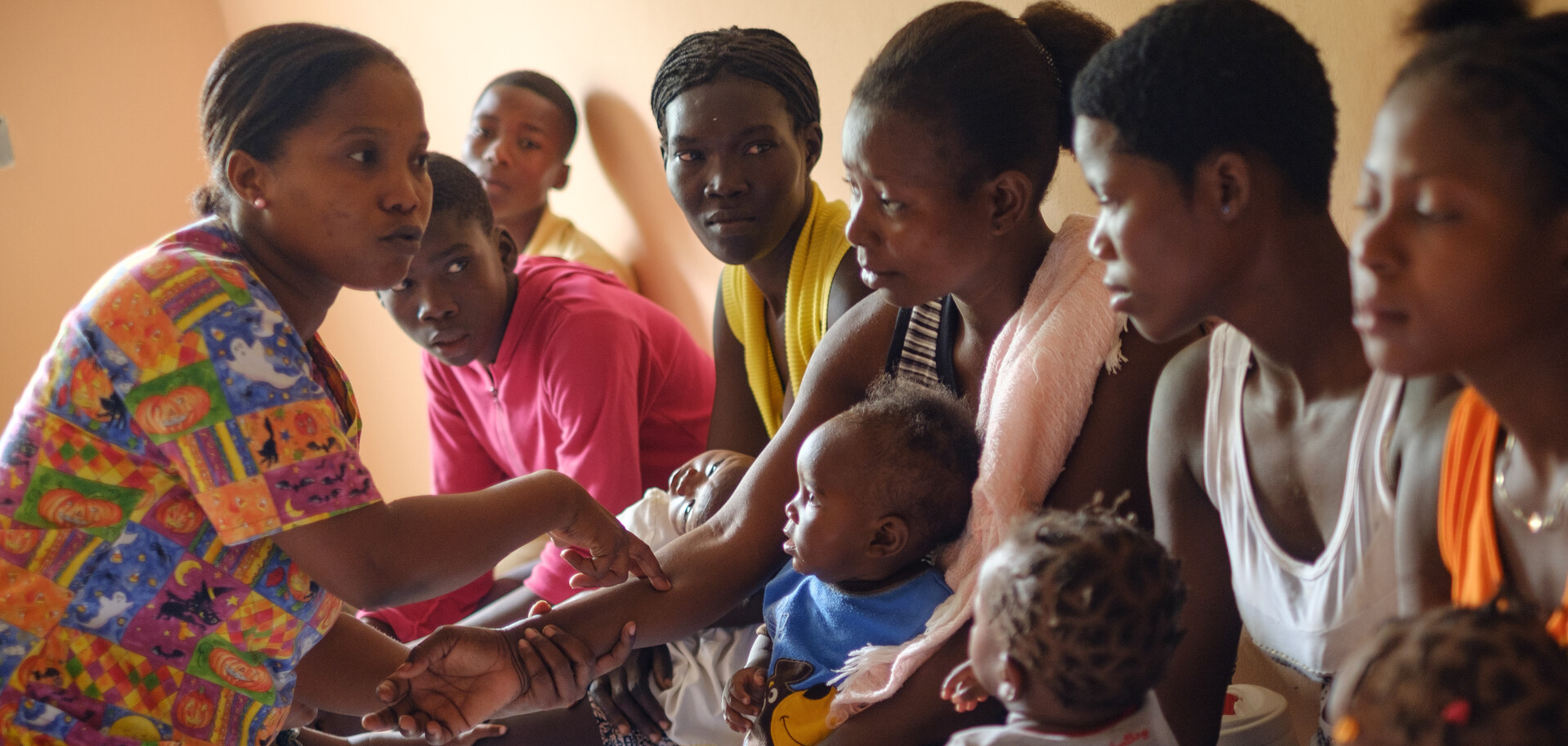 Stillende und schwangere Frauen werden in der Klinik in Haiti beraten