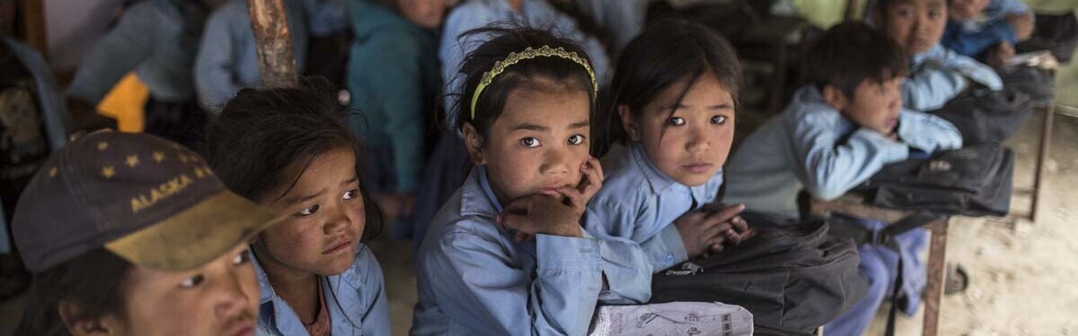 Viele Schulen konnten nach dem Erdbeben in Nepal wieder aufgebaut werden. So können die Kinder wieder in den Unterricht gehen.