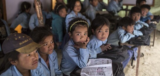 Viele Schulen konnten nach dem Erdbeben in Nepal wieder aufgebaut werden. So können die Kinder wieder in den Unterricht gehen.