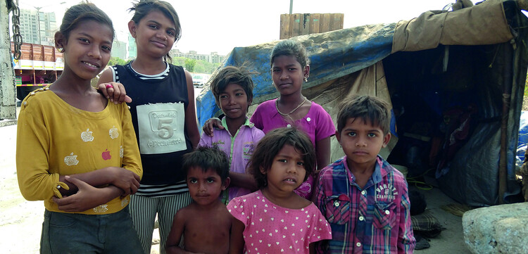 Kinder im Slum im Stadtteil Andheri in Mumbai, Indien 