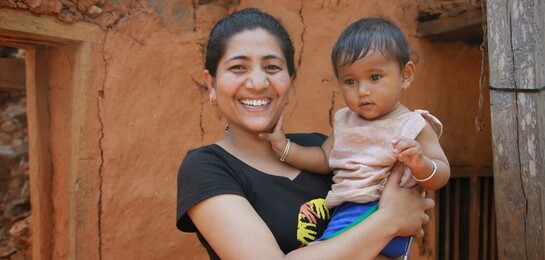 Mutter und Kind wurde in Nepal geholfen.
