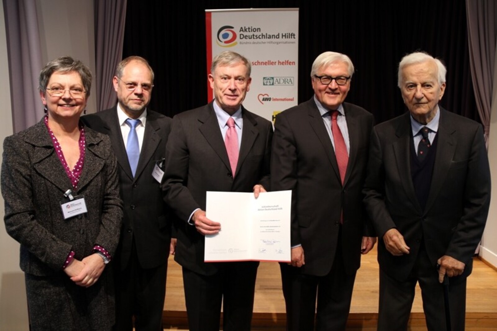 Bei der Amtsübergabe in Bonn (v.l.): Manuela Roßbach, Bernd Pastors, Prof. Dr. Horst Köhler, Dr. Frank-Walter Steinmeier, Dr. Richard von Weizsäcker