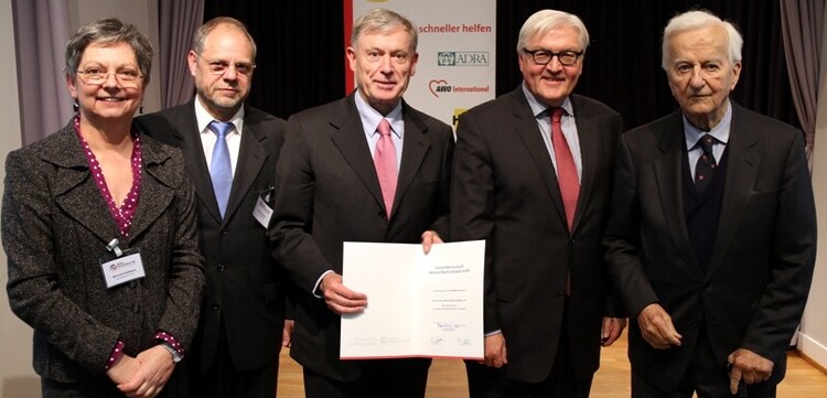 Bei der Amtsübergabe in Bonn (v.l.): Manuela Roßbach, Bernd Pastors, Prof. Dr. Horst Köhler, Dr. Frank-Walter Steinmeier, Dr. Richard von Weizsäcker Bei der Amtsübergabe in Bonn (v.l.): Manuela Roßbach, Bernd Pastors, Prof. Dr. Horst Köhler, Dr. Frank-Walter Steinmeier, Dr. Richard von Weizsäcker