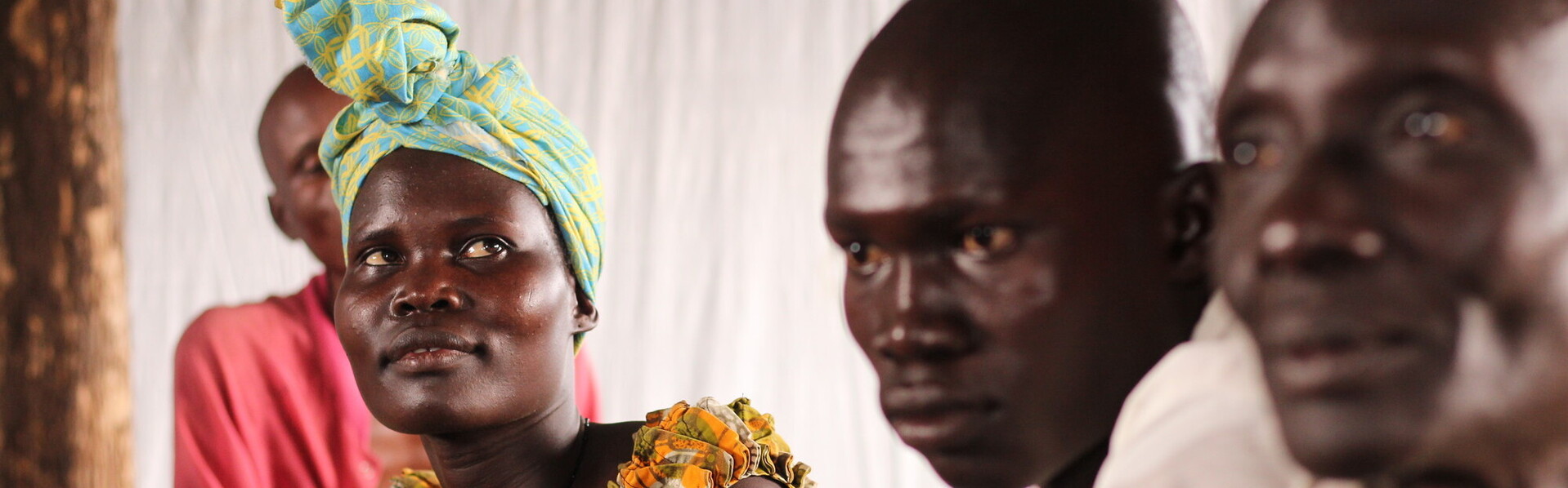 Männer und Frauen aus dem Südsudan in einem Flüchtlingscamp in Uganda.
