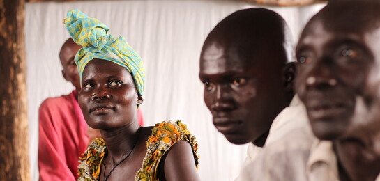 Männer und Frauen aus dem Südsudan in einem Flüchtlingscamp in Uganda.