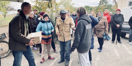 Ein Helfer liefert Hilfspakete an Menschen in der Ukraine
